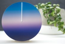 Паметен часовник кој го покажува времето преку бои