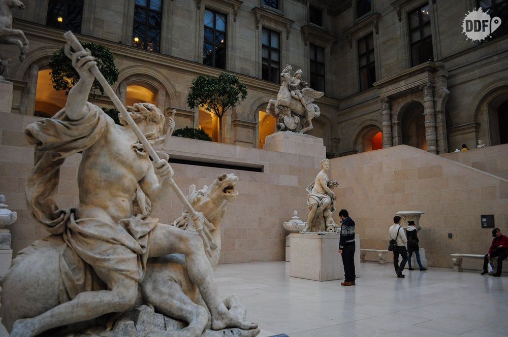 louvre-museu-palacio-interior-exposicao-esculturas-paris-franca